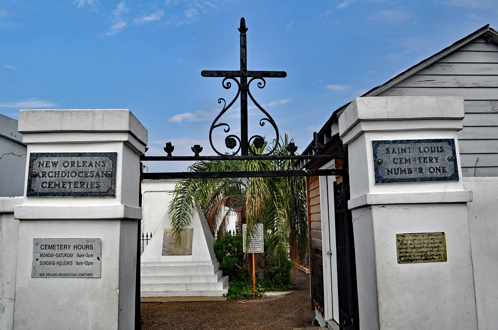 https://res.cloudinary.com/see-sight-tours/image/upload/v1736163021/strapi/cemetery_b0e9a13bb3.jpg