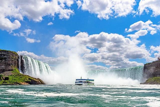 Niagara City Cruises By Hornblower Vs Maid of the Mist - See Sight Tours