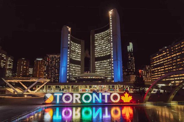 Visiting Toronto at Night - See Sight Tours