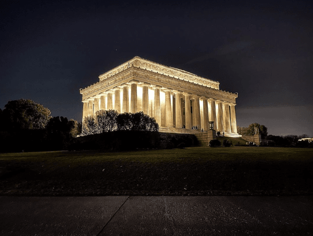 Visiting Washington at Night - See Sight Tours