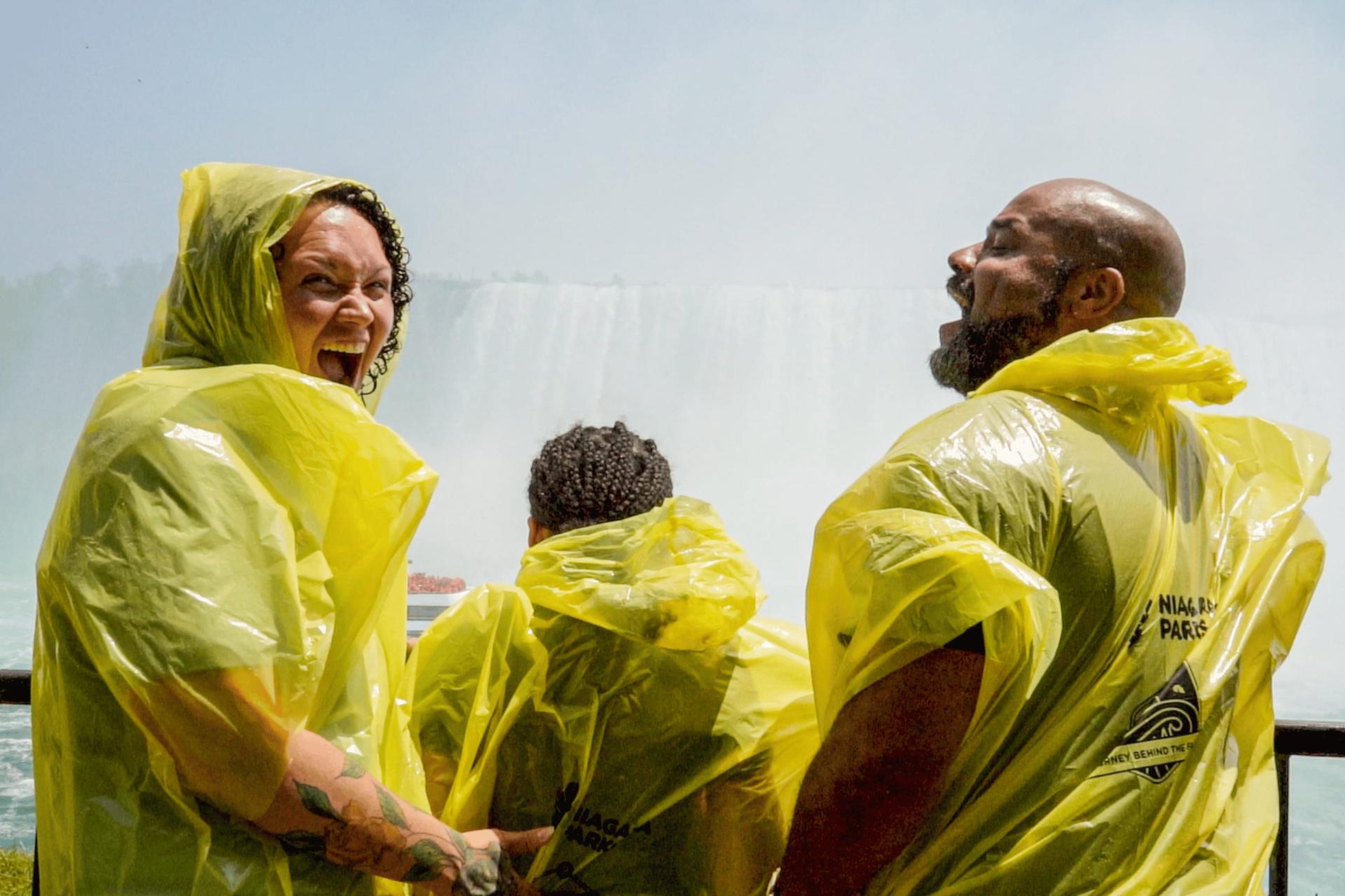 Niagara Falls Feel the Mist Small Group Walking Tour
