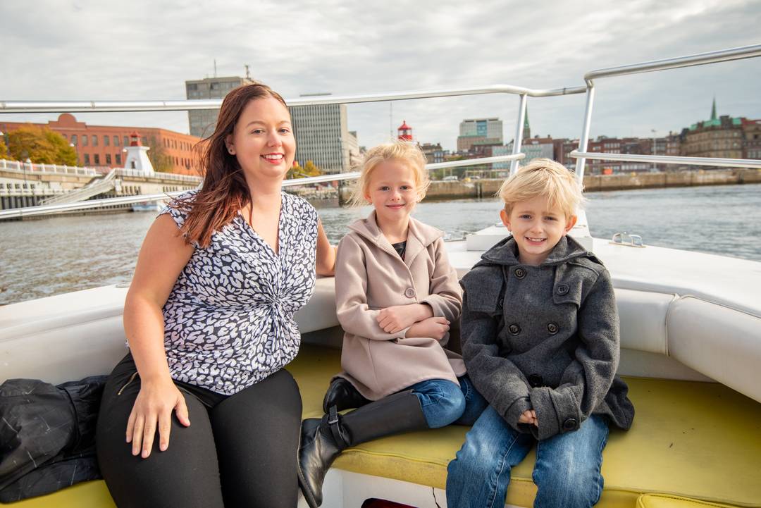 https://res.cloudinary.com/see-sight-tours/image/upload/v1581432443/Family-on-jetboat-smiling.jpg