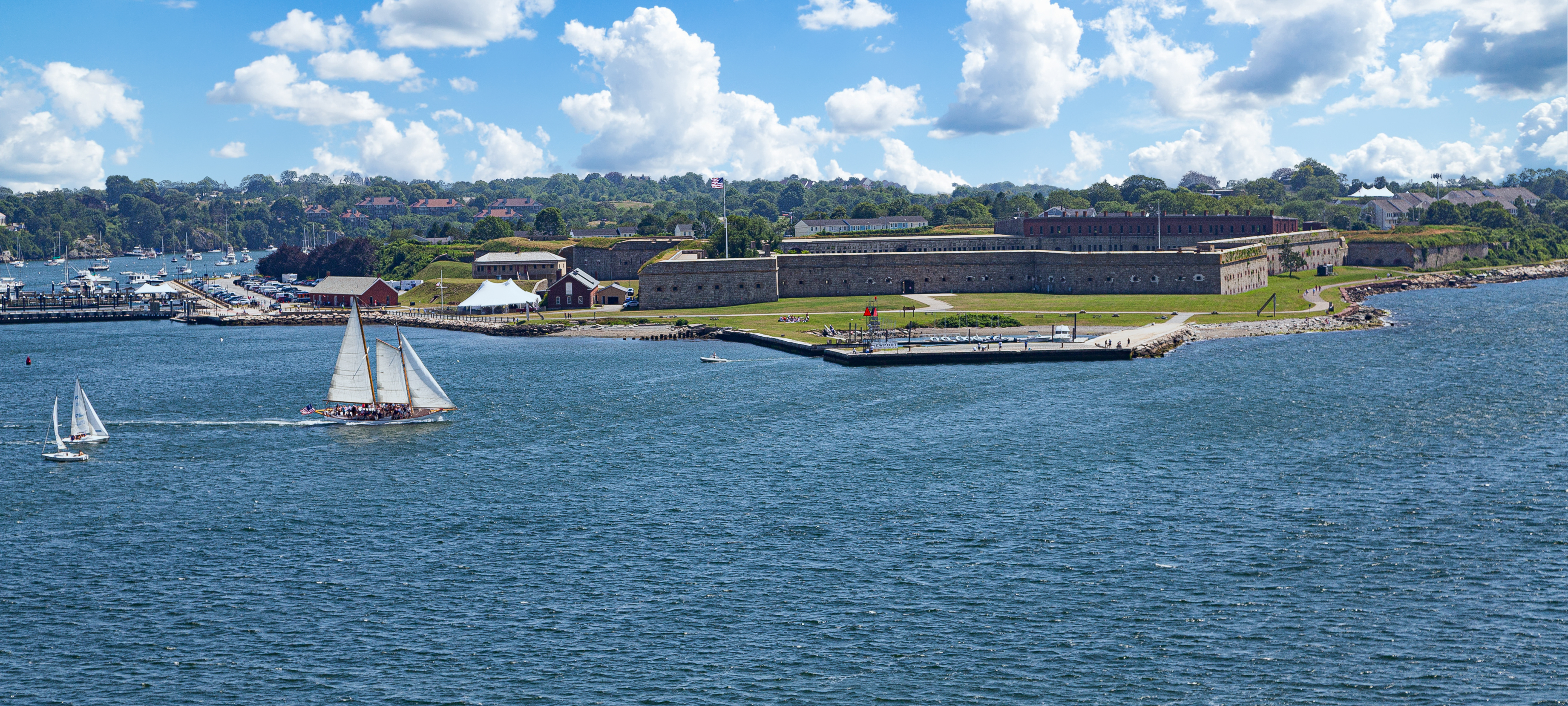 https://res.cloudinary.com/see-sight-tours/image/upload/v1581436367/fort-adams.jpg
