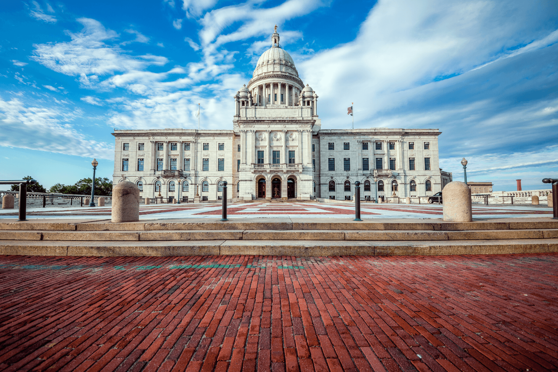 https://res.cloudinary.com/see-sight-tours/image/upload/v1581436378/rhode-island-state-house-front.png