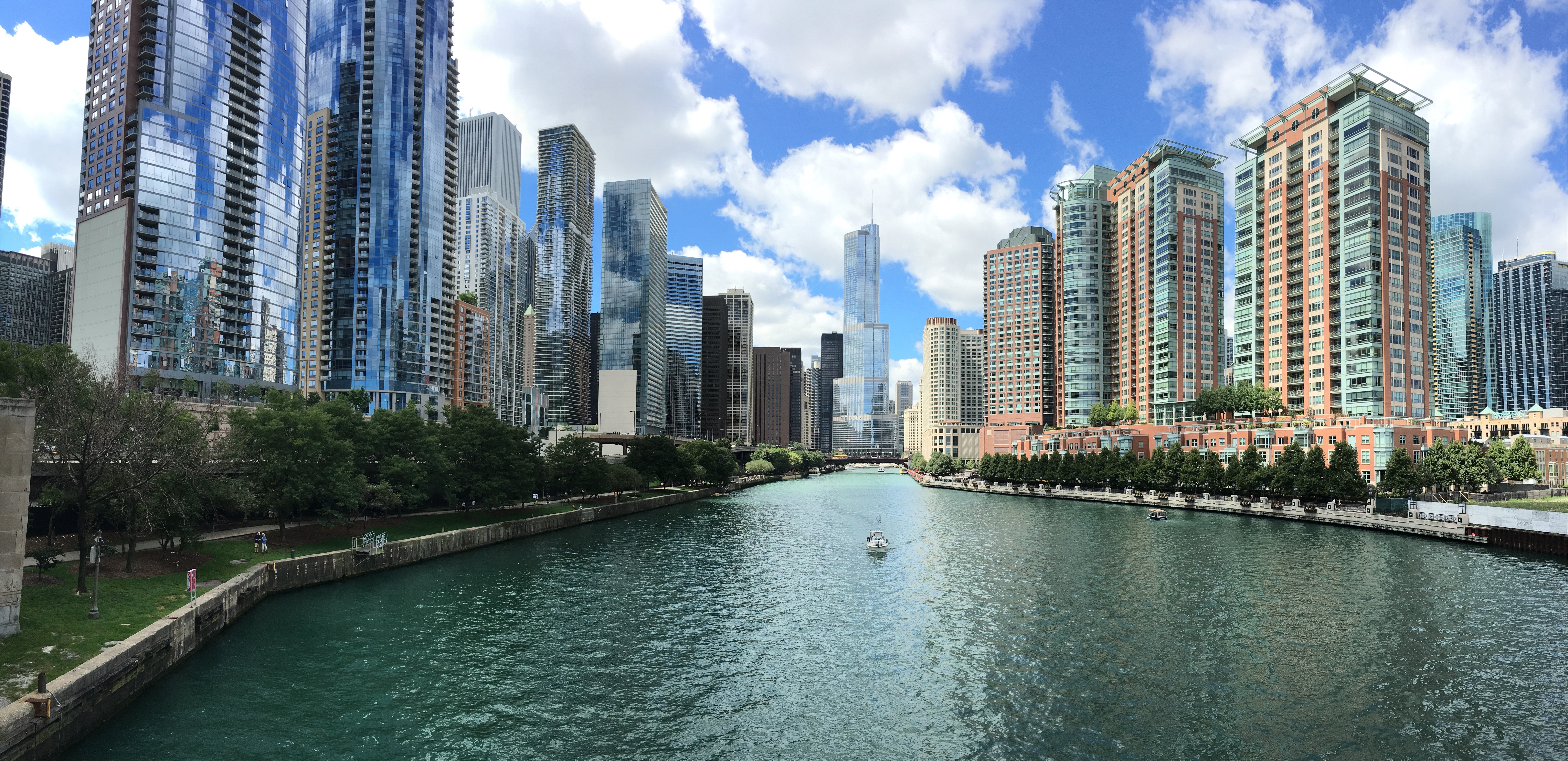 https://res.cloudinary.com/see-sight-tours/image/upload/v1619811882/chicago-river-skyscrapers.jpg