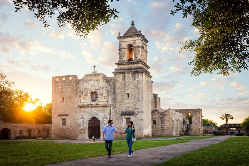https://res.cloudinary.com/see-sight-tours/image/upload/v1635363109/strapi/Couple_in_front_of_Mission_credit_visitsanantonio_f798aceeec.jpg