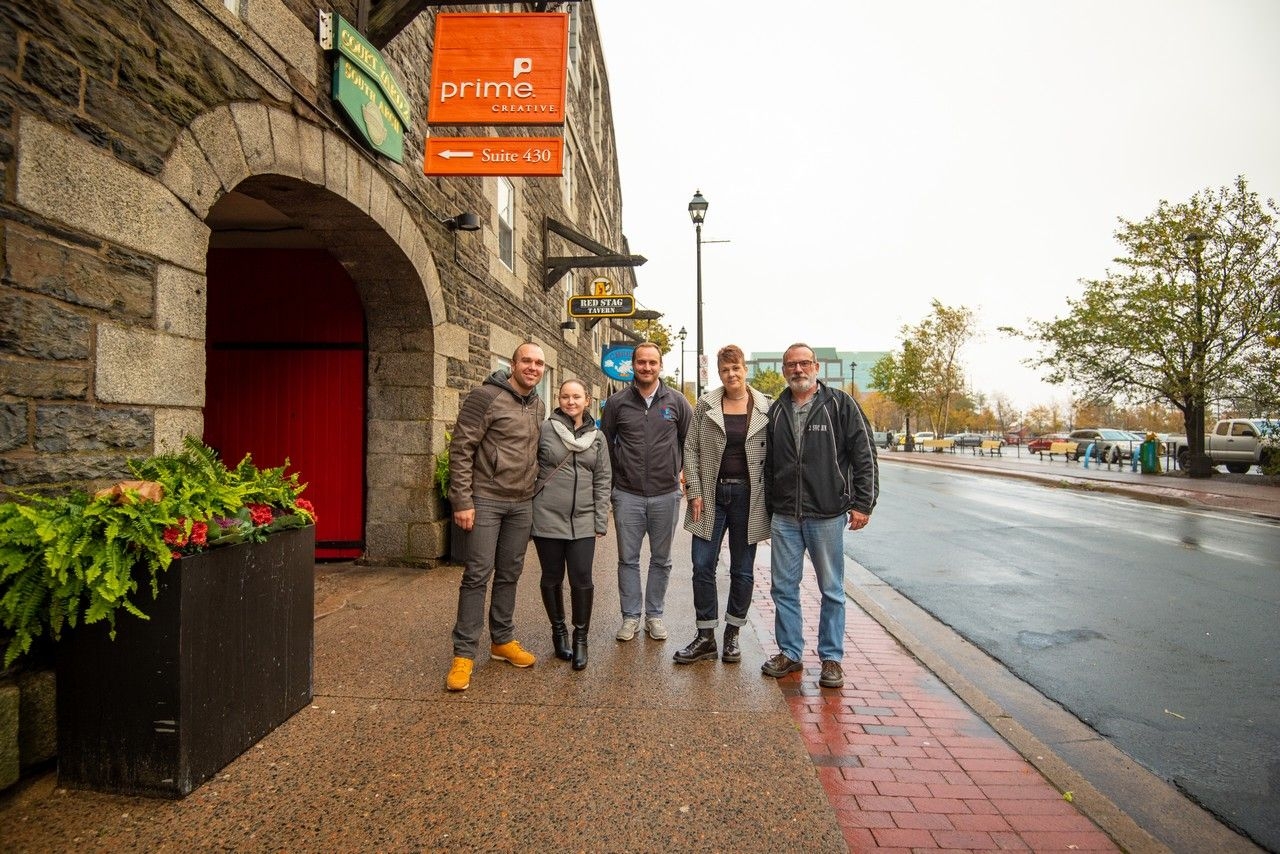 https://res.cloudinary.com/see-sight-tours/image/upload/v1638293416/strapi/Guide_with_Guests_in_downtown_Halifax_a5vrok_a3c24130aa.jpg