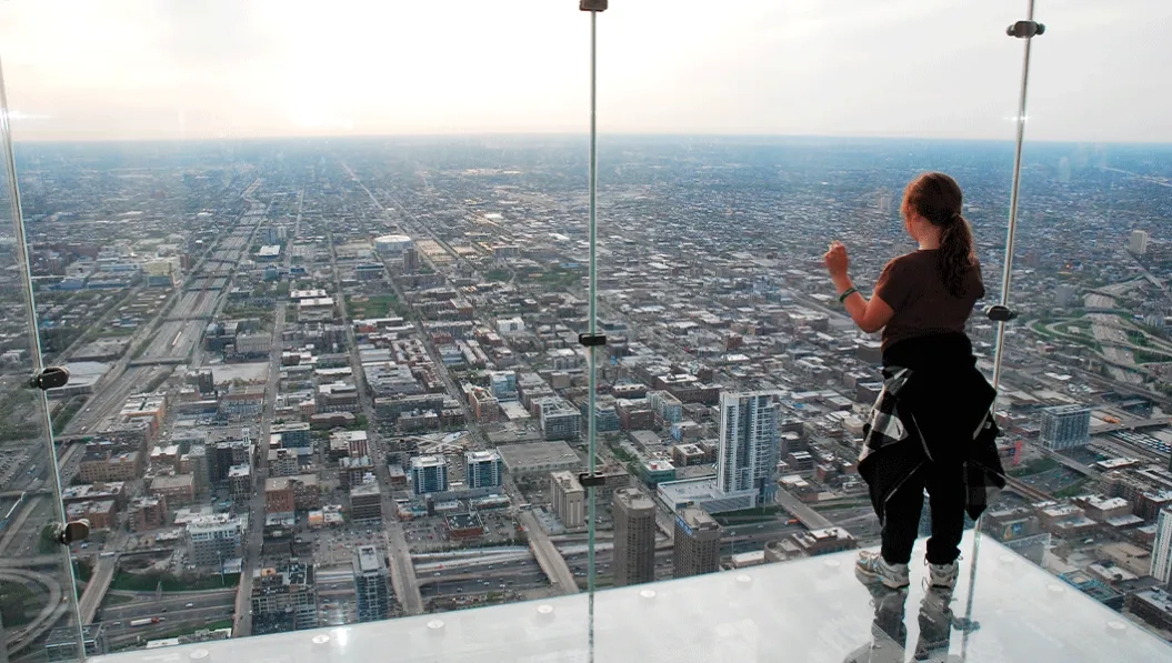 https://res.cloudinary.com/see-sight-tours/image/upload/v1739857396/strapi/Skydeck_Chicago_and_The_Ledge_cca8ca2481.webp