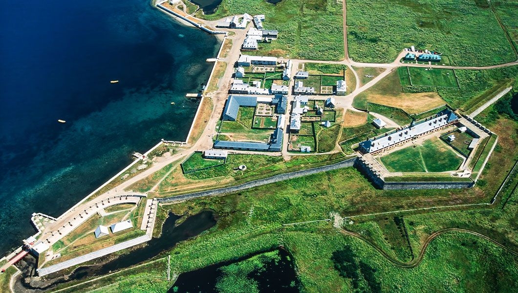 https://res.cloudinary.com/see-sight-tours/image/upload/v1745919972/strapi/Sydney_Fortress_of_Louisbourg_Nova_Scotia_2a5409a562.jpg