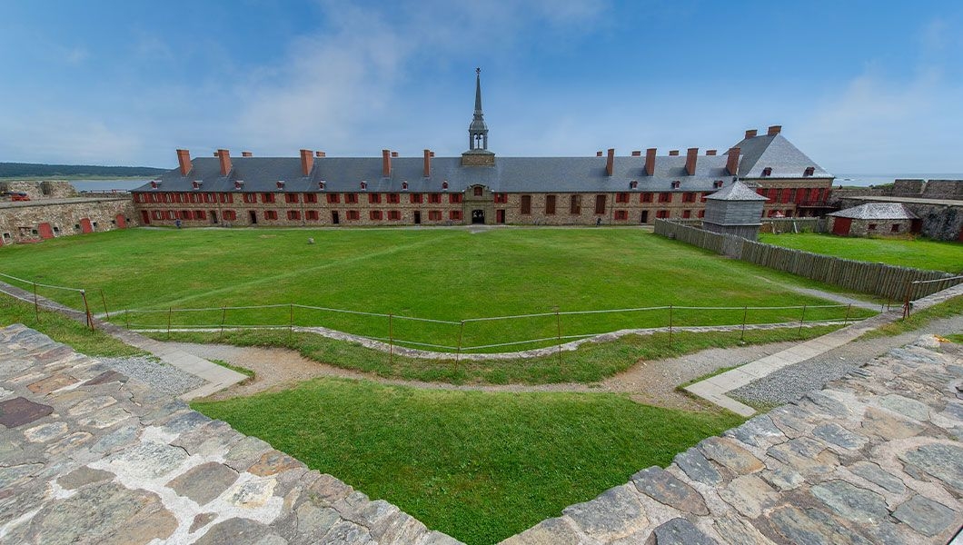 https://res.cloudinary.com/see-sight-tours/image/upload/v1745919972/strapi/Sydney_Nova_Scotia_Fortress_of_Louisbourg_30cb46b44e.jpg