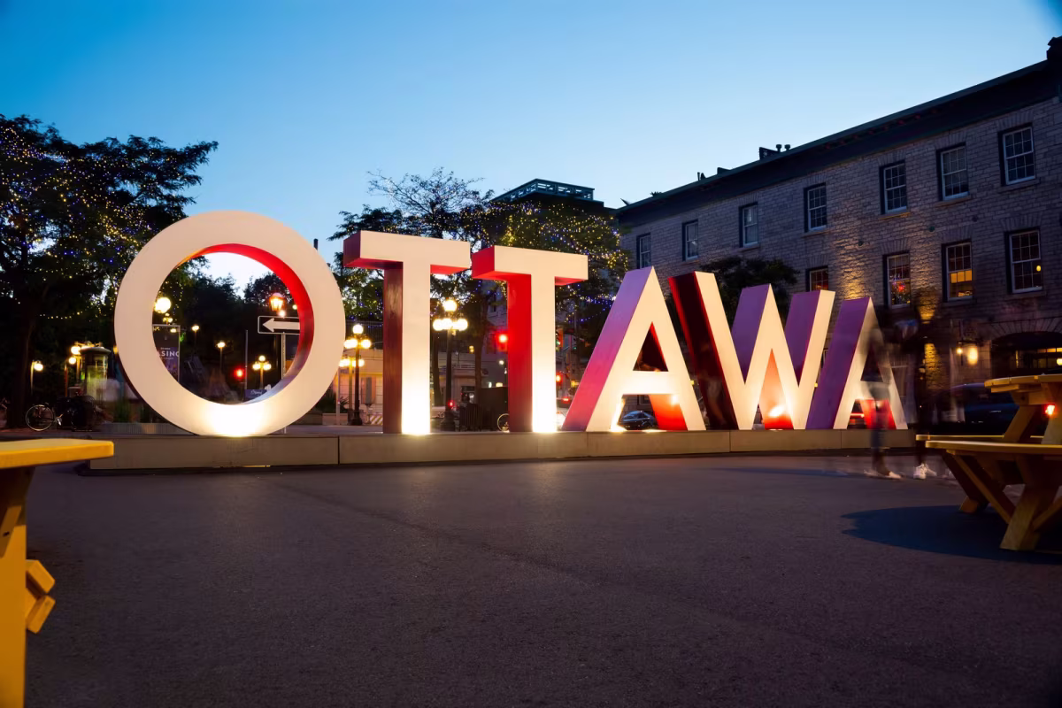 Ottawa sign in Byward Market at Night.jpg