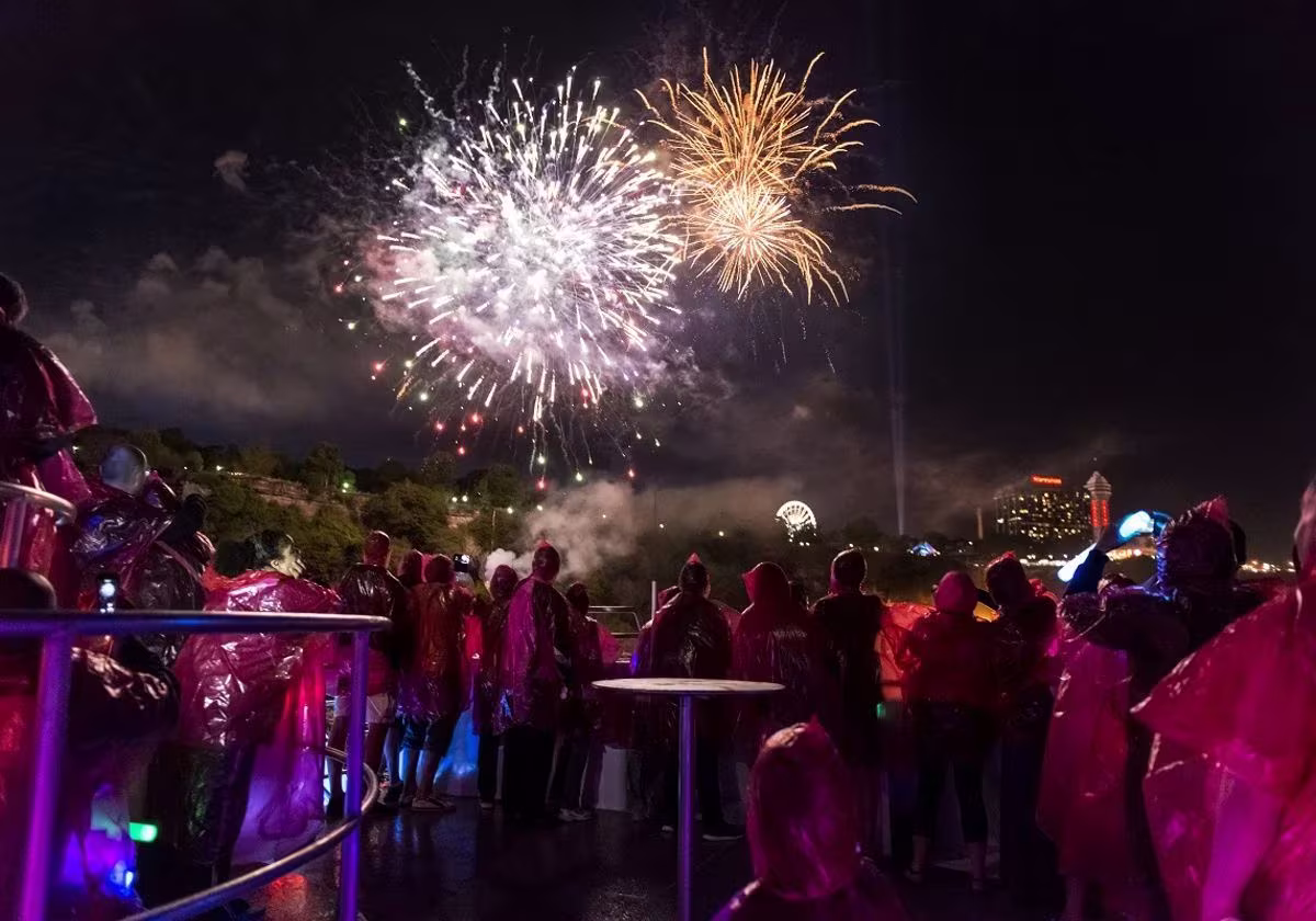 Night on Niagara Walking Tour W/ Fireworks Cruise + Dinner