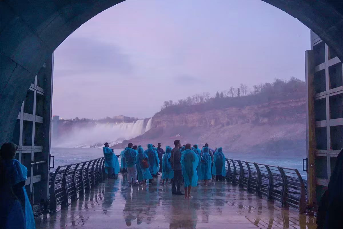 From USA - Night on Niagara Canada with Power Station & Dinner
